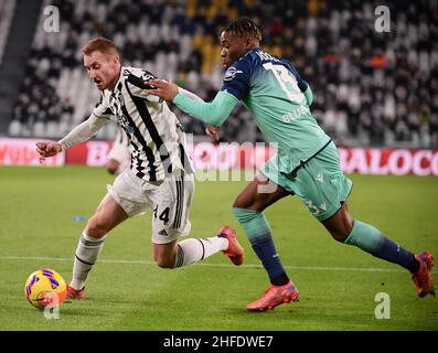 Turin, Italien. 15th Januar 2022. Der FC Juventus' Dejan Kulusevski (L) spielt mit Udines Destiny Udogie während eines Fußballspiels zwischen dem FC Juventus und Udinese in Turin (Italien) am 15. Januar 2022. Quelle: Federico Tardito/Xinhua/Alamy Live News Stockfoto