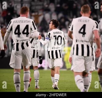 Turin, Italien. 15th Januar 2022. FC Juventus' Paulo Dybala feiert sein Tor am 15. Januar 2022 bei einem Fußballspiel der Serie A zwischen FC Juventus und Udinese in Turin, Italien. Quelle: Federico Tardito/Xinhua/Alamy Live News Stockfoto