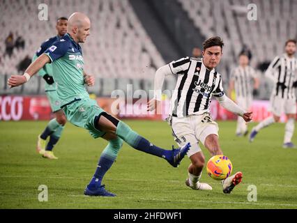 Turin, Italien. 15th Januar 2022. Der FC Juventus' Paulo Dybala (R) spielt mit Bram Nuytinck von Udinese während eines Fußballspiels zwischen dem FC Juventus und Udinese in Turin (Italien) am 15. Januar 2022. Quelle: Federico Tardito/Xinhua/Alamy Live News Stockfoto