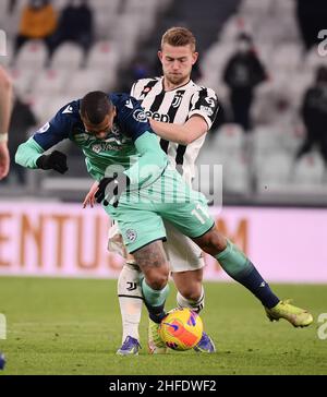 Turin, Italien. 15th Januar 2022. Matthijs De Ligt (R) des FC Juventus steht mit Udinese's Walace während eines Fußballspiels zwischen dem FC Juventus und Udinese in Turin (Italien) am 15. Januar 2022 gegenüber. Quelle: Federico Tardito/Xinhua/Alamy Live News Stockfoto