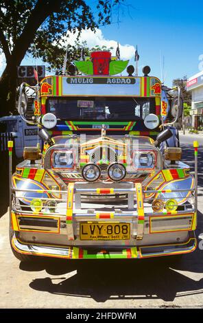 Ein Jeepney-Bus in Davao City auf der Insel Mindanao auf den Philippinen. Jeepneys, eine Form des öffentlichen Nahverkehrs, sind die bevorzugte Art, sich auf den Philippinen zu bewegen. Jeepney Busse sind immer in leuchtenden Farben und extravagant dekoriert. Stockfoto