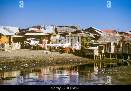 Das muslimische Fischerdorf in Davao City auf der Insel Mindanao auf den Philippinen. Stockfoto