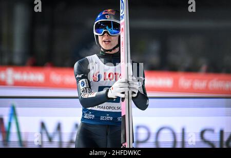 Zakopane, Polen. 15th Januar 2022. Der Slowene Peter Prevc reagiert während des Mannschaftswettbewerbs der Männer im Großschanzen beim Skisprung-Weltcup in Zakopane, Polen, am 15. Januar 2022. Quelle: Rafal Oleksiewicz/Xinhua/Alamy Live News Stockfoto