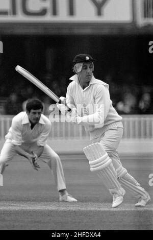 Mike Brearley Batting, mit Prototyp-Kopfschutz, England vs Neuseeland, Third Test Match, Lord's Cricket Ground, London, England 28 Aug 1978. Feldspieler ist Bevan Congdon (NZ). Stockfoto