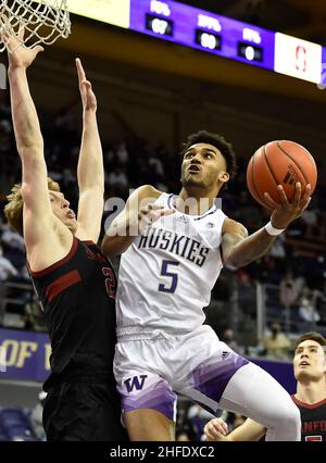 15. Januar 2022: Washington G Jamal Bey geht während des NCAA-Basketballspiels zwischen dem Stanford Cardinal und Washington Huskies im HEC Edmundson Pavilion in Seattle, WA, in den Korb. Washington besiegte Stanford 67-64. Steve Faber/CSM Stockfoto