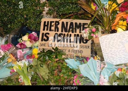 London, Großbritannien, 15th. Januar 2022. Vor dem London Irish Centre in Camden Town wurden Blumengebete und Kerzen für die 23-jährige ermordete Schullehrerin Ashling Murphy nach einer Mahnwache hinterlassen, die am späten Nachmittag stattfand, an der Hunderte - eine von vielen in ganz Großbritannien und Irland - teilnahmen. Ashling joggte am Mittwoch entlang einer Kanalbank in Tullymore, County Offaly in Irland, als sie bei hellem Tageslicht tödlich angegriffen wurde. Kredit: Elfte Stunde Fotografie/alamy Live Nachrichten Stockfoto