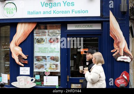 London, Großbritannien. 16th Januar 2022. In der Brick Lane in London, Großbritannien, laufen Menschen an Graffiti vorbei, Januar 15. 2022. Im Osten Londons ist die Brick Lane berühmt für ihre Street Art. Quelle: Li Ying/Xinhua/Alamy Live News Stockfoto