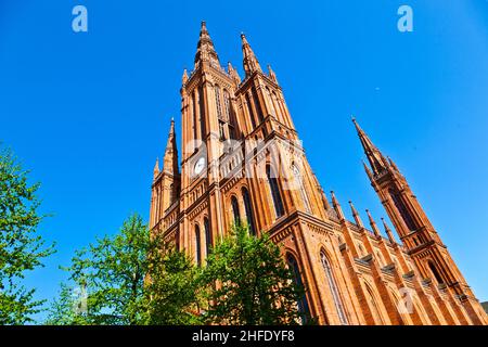 Berühmte Marktkirche in Wiesbaden, ein Backsteingebäude im neugotischen Stil Stockfoto