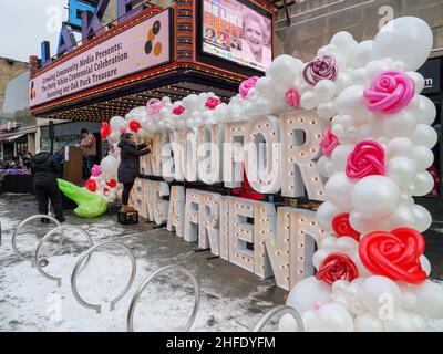 Oak Park, Illinois, USA. 15th. Januar 2022. Die Geburtsstätte der verstorbenen Betty White feiert ihre Erinnerung zwei Tage vor ihrem 100th. Geburtstag. Ein Arbeiter bringt letzten Schliff auf ein Display mit der Aufschrift „Thank you for being a Friend“, dem Titel des Titelliedes der Fernsehsendung „Golden Girls“. Stockfoto