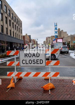 Oak Park, Illinois, USA. 15th. Januar 2022. Die Geburtsstätte der verstorbenen Betty White feiert ihre Erinnerung zwei Tage vor ihrem 100th. Geburtstag. Die Lake Street, die Hauptdurchgangsstraße durch die Innenstadt von Oak Park, wurde aus diesem Anlass geschlossen. Stockfoto