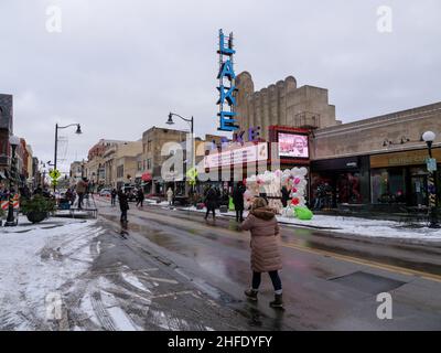 Oak Park, Illinois, USA. 15th. Januar 2022. Die Geburtsstätte der verstorbenen Betty White feiert ihre Erinnerung zwei Tage vor ihrem 100th. Geburtstag. Vor dem Lake Theater versammelt sich eine Menschenmenge. Stockfoto