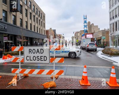 Oak Park, Illinois, USA. 15th. Januar 2022. Die Geburtsstätte der verstorbenen Betty White feiert ihre Erinnerung zwei Tage vor ihrem 100th. Geburtstag. Die Lake Street, die Hauptdurchgangsstraße durch die Innenstadt von Oak Park, wurde aus diesem Anlass geschlossen. Stockfoto