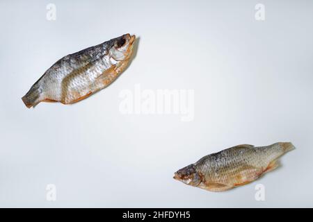 Getrockneter Fisch auf weißem Hintergrund, Draufsicht, Kopierbereich. Stockfoto