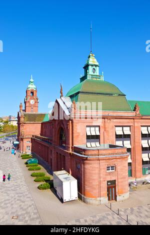 Fassade des berühmten klassizistischen alten Bahnhofs in Wiesbaden Stockfoto