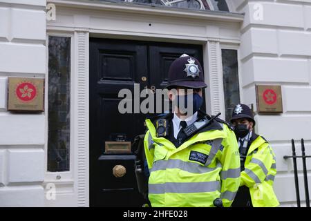 London, Großbritannien, 15th. Januar 2022. Hunderte von Menschen aus dem Ausland und Unterstützer aus Hongkong versammelten sich zu einer Kundgebung im Piccadilly Circus, um Solidarität mit Journalisten in der ehemaligen britischen Kolonie zu zeigen, nachdem in den letzten Monaten mehrere prodemokratische Nachrichtenagenturen geschlossen wurden. Die Demonstranten marschierten dann zum Wirtschafts- und Handelsbüro von Hongkong, um Briefe aus Protest gegen die rückläufige Pressefreiheit von Hand zu überreichen. Kredit: Elfte Stunde Fotografie/Alamy Live Nachrichten Stockfoto