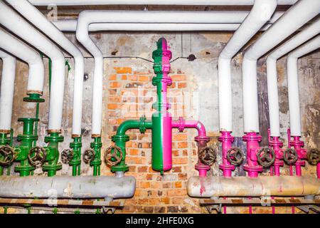 Alte Rohrleitungen mit Ventil für eine verfaulte Wasserheizungs- und Regelanlage Stockfoto