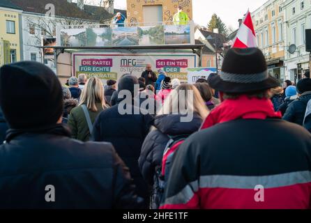 Amstetten, Österreich - Januar 15 2022: Demonstration oder Protest der MFG Menschen Freiheit Grundrechte Partei gegen die vorgeschriebene Covid-19-Impfung Stockfoto