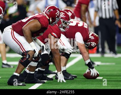 Arlington, TX, USA. 31st Dez 2021. Die Tide-Linemen erwarten den Schnappschuss während des Goodyear Cotton Bowl-Spiels zwischen der Alabama Crimson Tide und den Cincinnati Bearcats am 31. Dezember 2021 im AT&T Stadium in Arlington, Texas. (Verpflichtende Gutschrift: Freddie Beckwith/MarinMedia.org/Cal Sport Media) (absoluter vollständiger Fotograf und Credits erforderlich) Fernsehen oder Gewinnzeitschriften Kontaktieren Sie MarinMedia direkt. Kredit: csm/Alamy Live Nachrichten Stockfoto