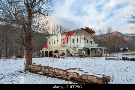 Pferde stehen in der Nähe eines Stalls, in einer Winterlandschaft. Homestead in den Catskill Mountains. Lanesville, New York Stockfoto