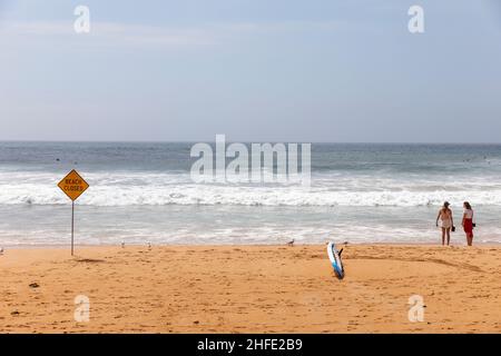 Alle Strände im Gebiet des sydney Northern Beaches council wurden heute aufgrund der Tsunami-Warnungen für die Ostküste Australiens geschlossen, auf dem Bild der geschlossenen Strandschilder am Dee Why Beach, die von einigen ignoriert wurden. Credit Martin Berry@ alamy Live Nachrichten. Stockfoto
