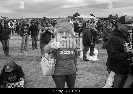 Der Unterstützer von Donald Trump trägt bei einer Kundgebung in Florence, Arizona, eine Maske des ehemaligen Präsidenten. 15. Januar 2022. Stockfoto