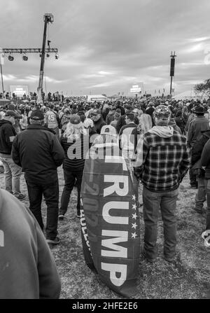 Der Unterstützer des ehemaligen Präsidenten Donald Trump trägt bei einer Kundgebung in Florence, Arizona, eine Flagge. 15. Januar 2022. Stockfoto