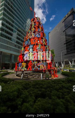 Die Skulptur 'Momentum' von David Gerstein am One Raffles Quay zeigt einen Aufwärtszyklus des Fortschritts, der die Energie und Dynamik Singapurs symbolisiert. Stockfoto