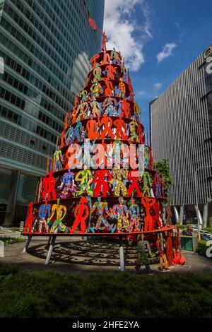 Die Skulptur 'Momentum' von David Gerstein am One Raffles Quay zeigt einen Aufwärtszyklus des Fortschritts, der die Energie und Dynamik Singapurs symbolisiert. Stockfoto