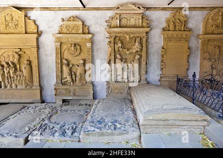 Historische Grabsteine auf dem Friedhof der mittelalterlichen Stadt marktbreit Stockfoto