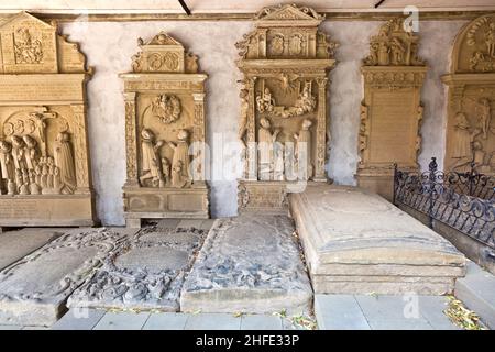 Historische Grabsteine auf dem Friedhof der mittelalterlichen Stadt marktbreit Stockfoto