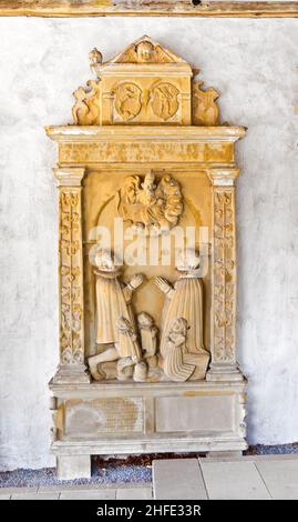 Historische Grabsteine auf dem Friedhof der mittelalterlichen Stadt marktbreit Stockfoto