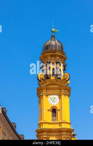 glockenturm der berühmten Theatinerkirche in München Stockfoto