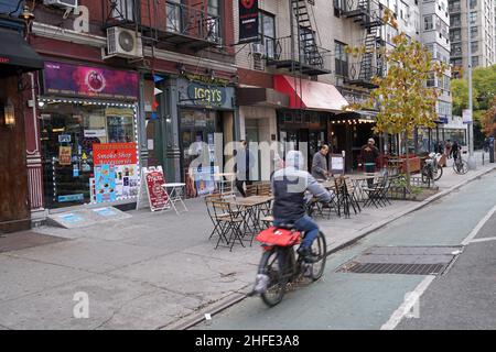 New York, NY - 15. November 2021: Manhattan Hauptstraße mit Spur für Fahrräder Stockfoto