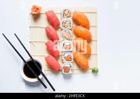 Japanishe Food Nigiri Sushi-Set, Lachs, Thunfisch und Shrimp Sushi, Blick aus der Höhe Stockfoto
