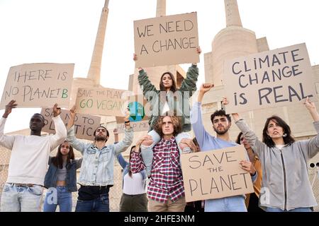 Menschen mit Plakaten und Plakaten zum globalen Streik für den Klimawandel. Stockfoto