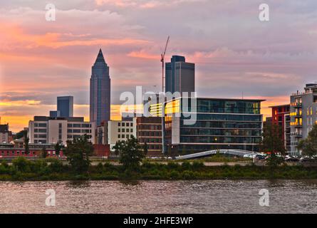 Stadtansicht von Frankfurt mit Main und neuen Wohnungen und Bürogebäuden am Flussufer bei Sonnenuntergang Stockfoto