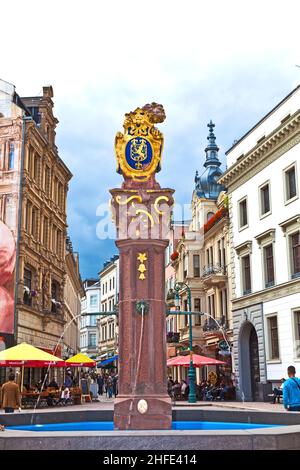 Der Löwe am Schlossplatz in Wiesbaden ist das Wahrzeichen für Hessen in Deutschland Stockfoto