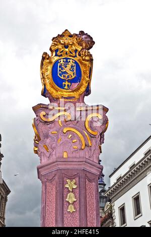 Der Löwe am Schlossplatz in Wiesbaden ist das Wahrzeichen für Hessen in Deutschland Stockfoto