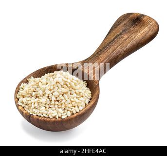 Weiße Sesamsamen in Holzlöffel isoliert Stockfoto