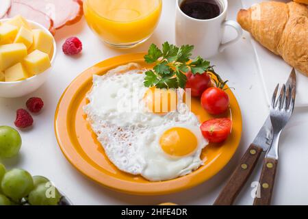 Frühstück mit Kaffee und Saft. Orangensaft mit Kaffee zum Frühstück. Buffet. Frühstück auf der Terrasse. Frühstück mit belgischen Waffeln und Kaffee w Stockfoto