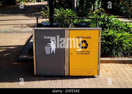 Neue metallische Abfall- und Recyclingbehälter in South Bank Brisbane, Australien Stockfoto