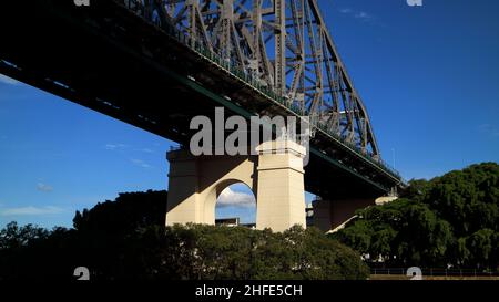 Von der City Cat Fähre aus gesehen, Blick unter der ikoninc Story Bridge gegen den blauen Himmel im Kangaroo Point Brisbane Australia. Stockfoto