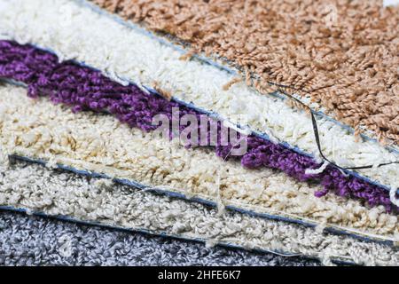 Teppich. Muster von Teppichen für zu Hause. Mehrfarbige Muster. Nahaufnahme des Stapels. Nahaufnahme des Teppichs. Stockfoto