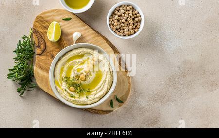 Hummus, pürierte Kichererbsen mit Limette, Gewürzen, Olivenöl und Kräutern Stockfoto