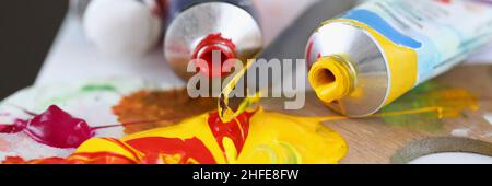 Auf der hölzernen Palette die Mischung der Farben für die Malerei Stockfoto