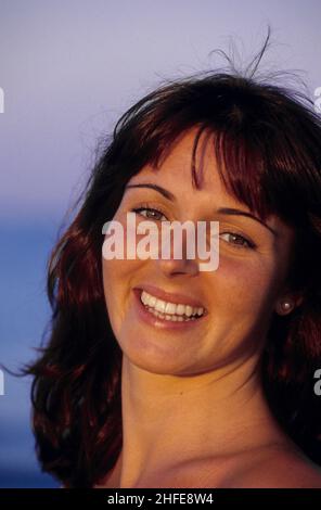 Ziemlich dunkle Haare junge Frau schwanger Schönheit Silhouette Vorderansicht Porträt Villa Alltag Stockfoto