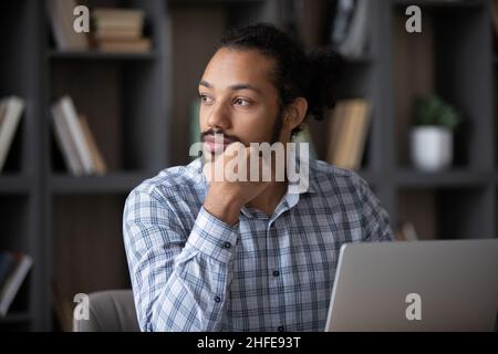 Nachdenklich nachdenklich Schwarz freiberuflicher Mitarbeiter Kerl arbeitet am Laptop Stockfoto