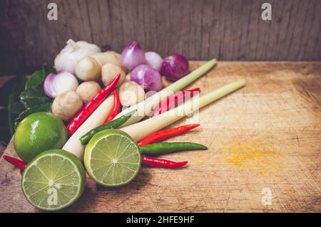 Stillleben Kaffir Limettenblatt, Zitrone, Zitronengras, Galgant, Chili, Zwiebeln und Strohpilze Kräuter und würzige Zutaten Thai-Essen (tom Yum) über Choppin Stockfoto