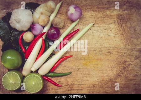 Draufsicht. Stillleben Kaffir Limettenblatt, Zitrone, Zitronengras, Galgant, Chili, Zwiebeln und Strohpilze Kräuter und würzige Zutaten Thai Food (tom yum) ov Stockfoto