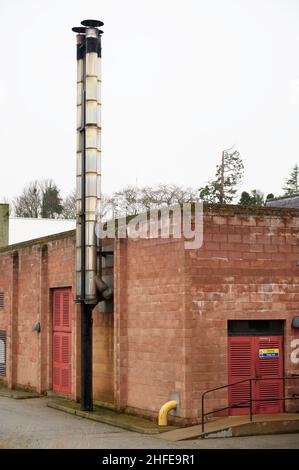 Schornstein Schornstein zu gebäudeaußenwand Edelstahl aus der Auspuffanlage Kesselanlage Zimmer Feste Stockfoto